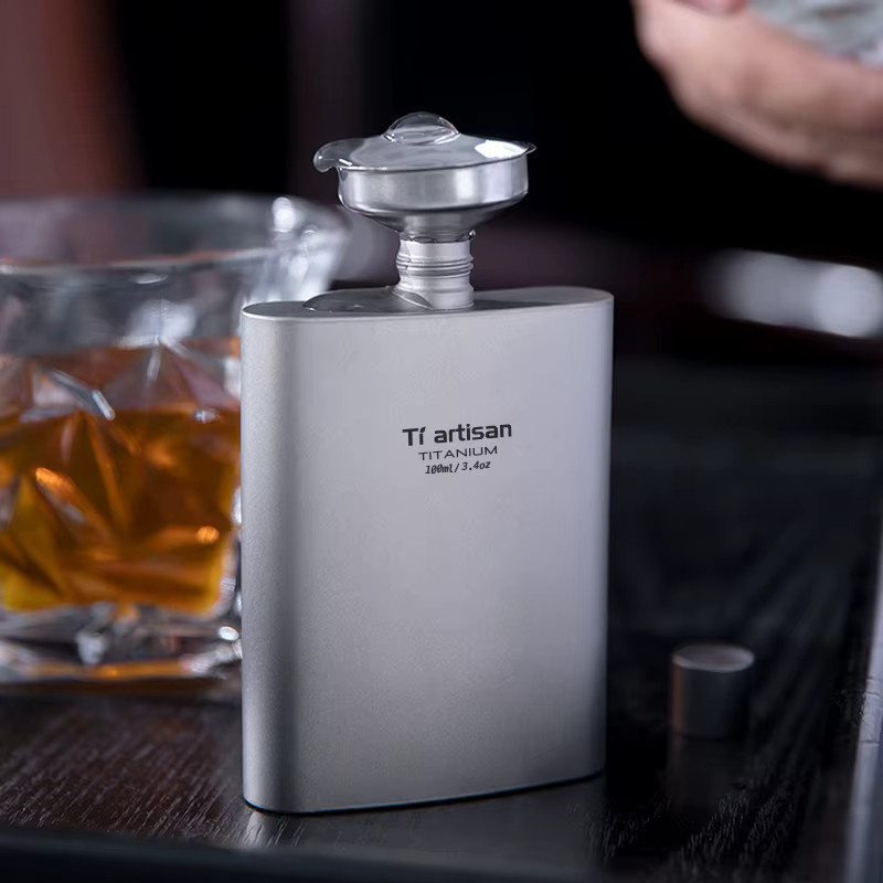 Tiartsian Mini-Weinflasche aus reinem Titan für Camping und Wandern, 100 ml, Silber - Bild 3