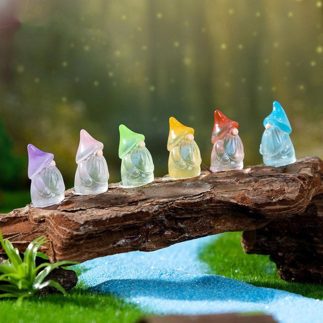 Leuchtende Mini-Gnom-Statuen von Yiran toy in Multicolour zur Dekoration für DIY Feengärten und Behälter aus Harz - Bild 1