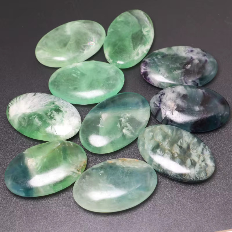 CrystalHola Feder-Schneeflocken-Fluorit Palmstein, polierter Naturstein im Boho-Stil in Grün, Blau und Lila - Bild 3