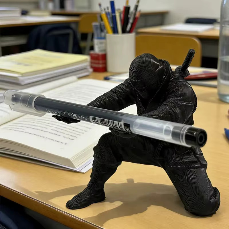 Ninja-Stifthalter aus Kunststoff in Schwarz als 3D-gedruckter Figuren-Schreibtischorganizer und Desktop-Dekoration - Bild 4