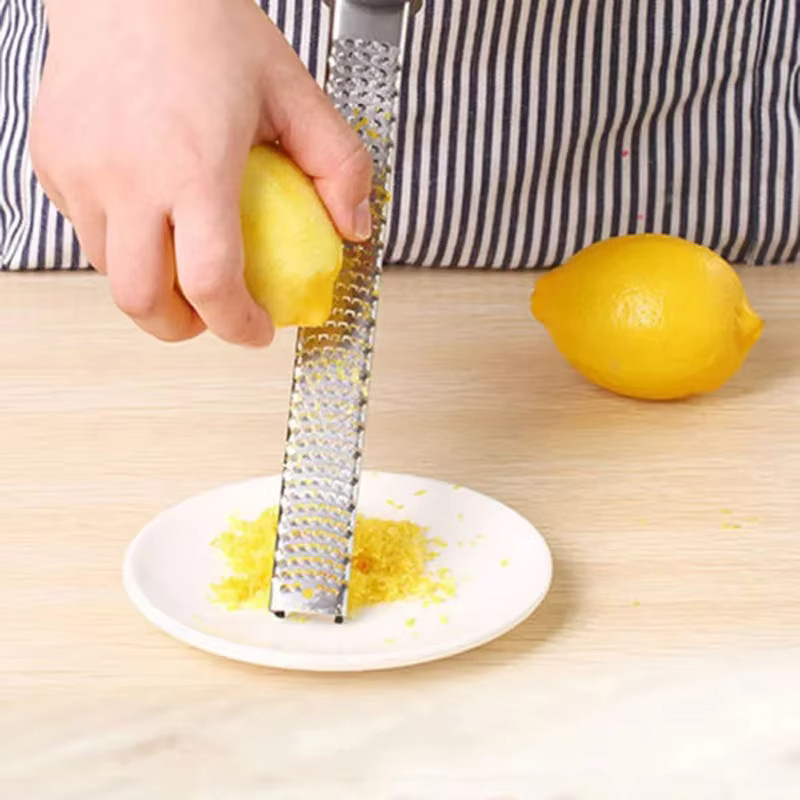 Edelstahl Handreibe Zester für Käse, Zitrusfrüchte, Ingwer und Gemüse in Silber - Bild 2