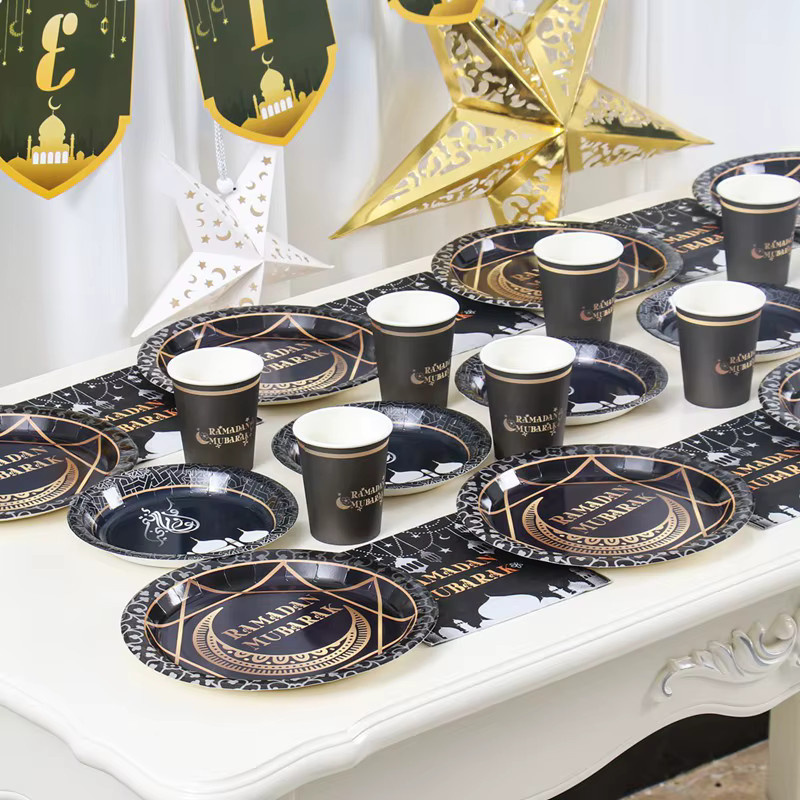 Huiran Ramadan Mubarak Einweggeschirr Set aus Kunststoff in Schwarz mit Tellern und Tassen für deine islamische Party-Dekoration - Bild 5
