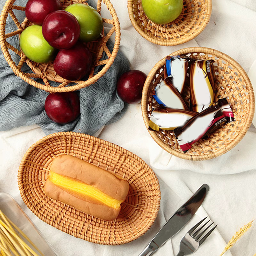 Handgefertigter Rattan-Gewebekorb von DOORSACCERY in Braun als Serviertablett für Obst, Brot und Snacks - Bild 3