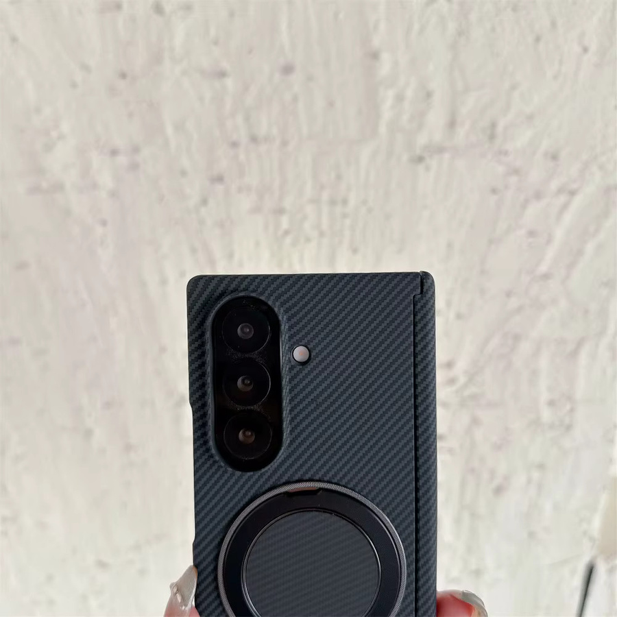 Samsung Galaxy Z Fold 7 Schutzhülle mit Kohlefaser-Textur und magnetischem Ring-Ständer in Schwarz - Bild 2