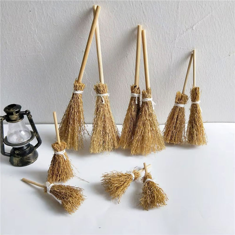 5er Set Miniatur Hexenbesen aus Stroh und Holz in Beige für Halloween Dekoration und Bastelarbeiten - Bild 4
