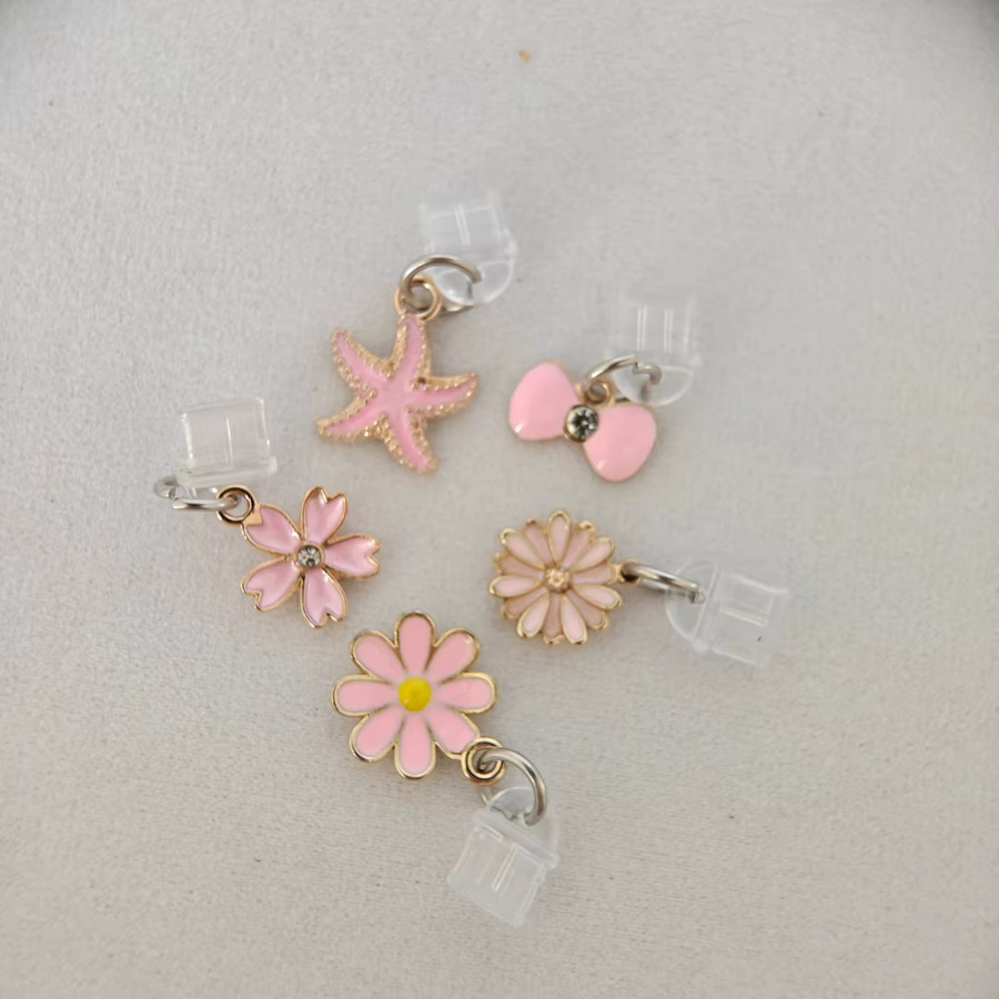 3 Stück Staubschutzstopfen für USB-C Handys in Pink mit verschiedenen Motiven wie Kirschblüten und Seesternen - Bild 2