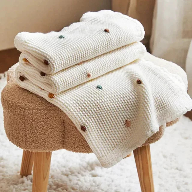 DANIVIVI Babydecke aus Baumwollstrick in Beige und Weiß mit Punktmuster - Bild 1