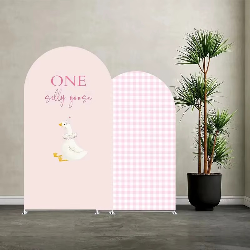 VIKAMA Bogenförmiger Fotohintergrund mit rosa Karomuster und Gänsedaunen-Motiv für Kindergeburtstage und Taufen, Breite: 120 cm, Höhe: 50 cm - Bild 1
