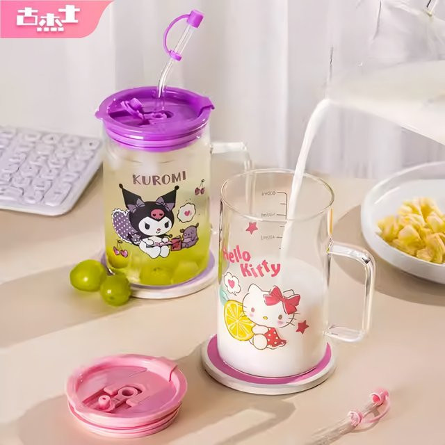 Sanrio Trinkglas mit Strohhalm und Griff, Cartoon Hello Kitty und Kuromi Design, transparent, 600 ml - Bild 1