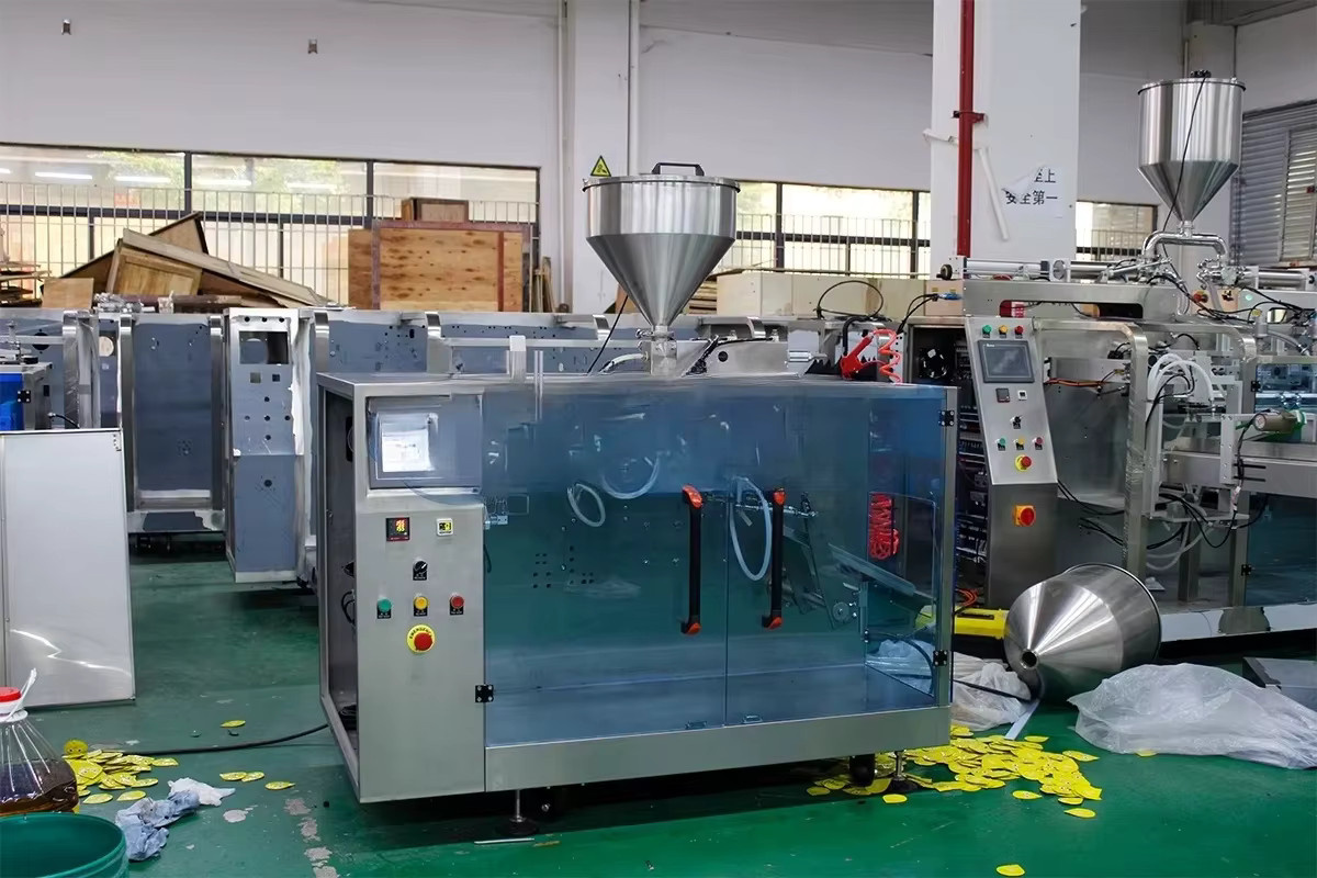 Automatische Verpackungsmaschine für aufrechte Beutel zur Abfüllung von Fruchtsäften und flüssigen Getränken in Silber - Bild 3