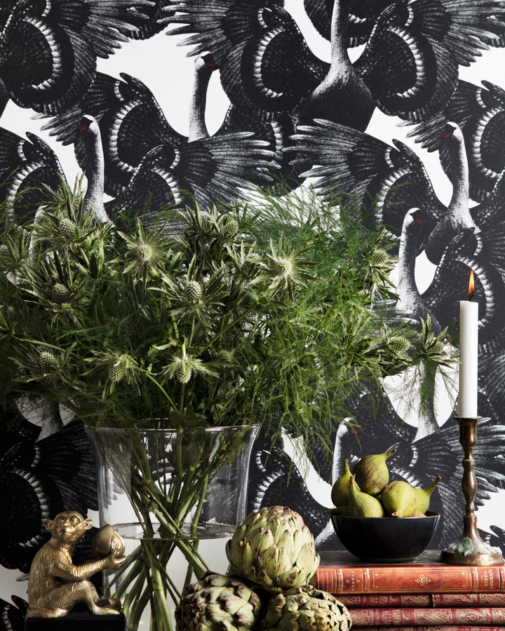 Studio Lisa Bengtsson Tapete Swan Lake in White, Grey und Black mit Tiermotiv im skandinavischen Design - Bild 2
