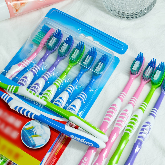 Colgate Zahnbürsten, Mittelharte & Harte Borsten, 6er-Pack - Bild 1