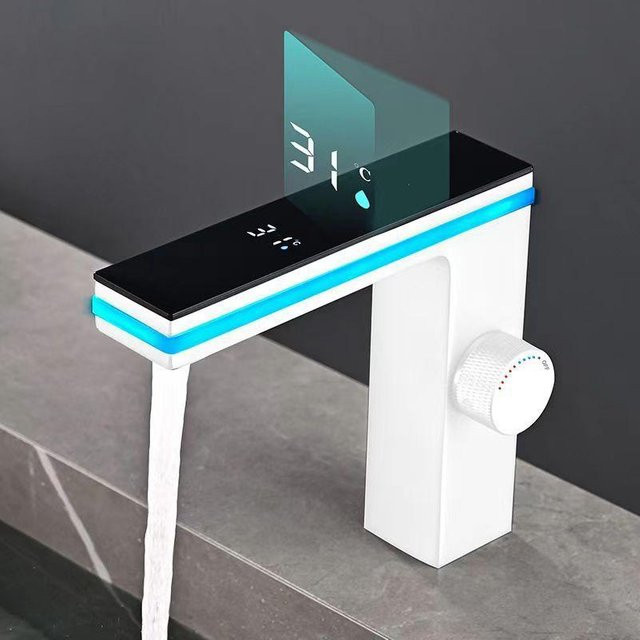 Kick Couture LED-Waschtischarmatur mit intelligenter Digitalanzeige und hydraulischer Stromerzeugung in Weiß Matt - Bild 1