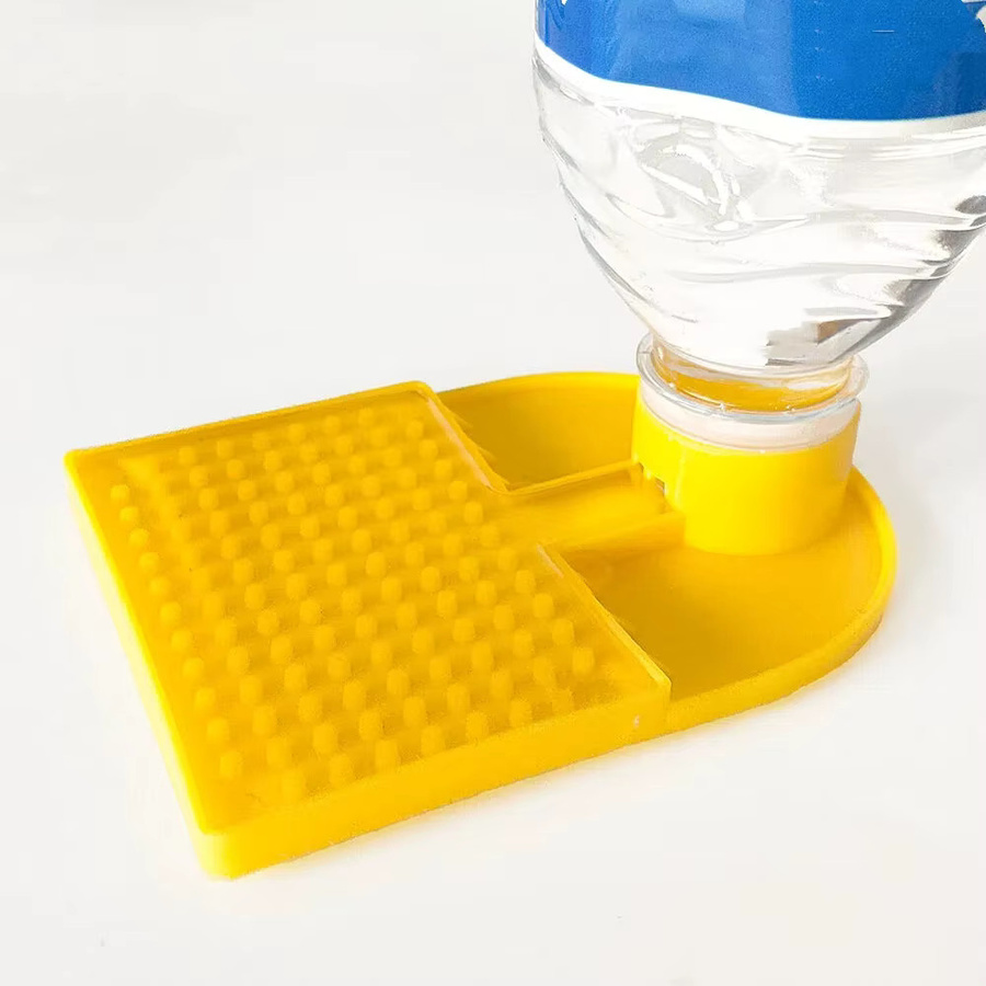 Adhere To Fly Bienen-Trinkwasser-Adapter für Bienenstöcke mit Mineralflaschen-Einsatz in Gelb - Bild 2