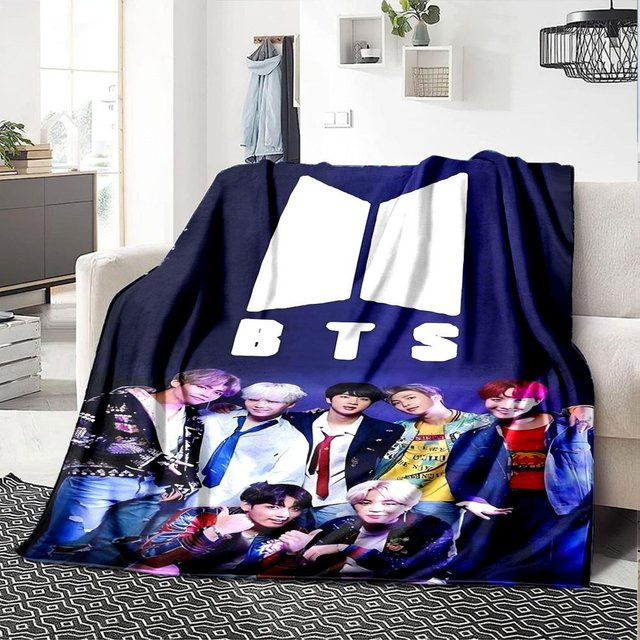 LjqSix Flanelldecke Bts Modeikone in Blau, superweiche Komfortdecke für Couch und Sofa, B/B: 75 x 90 cm - Bild 1