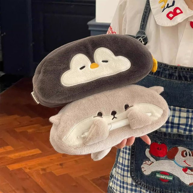 Kawaii Plüsch-Stifttasche Otter und Pinguin in Grau als Federmäppchen für deinen Schulbedarf - Bild 1