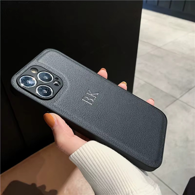 Personalisierte Lederhülle für Apple iPhone 11 bis 17 Pro Max mit individuellen Namen oder Initialen in Schwarz oder Rot - Bild 1