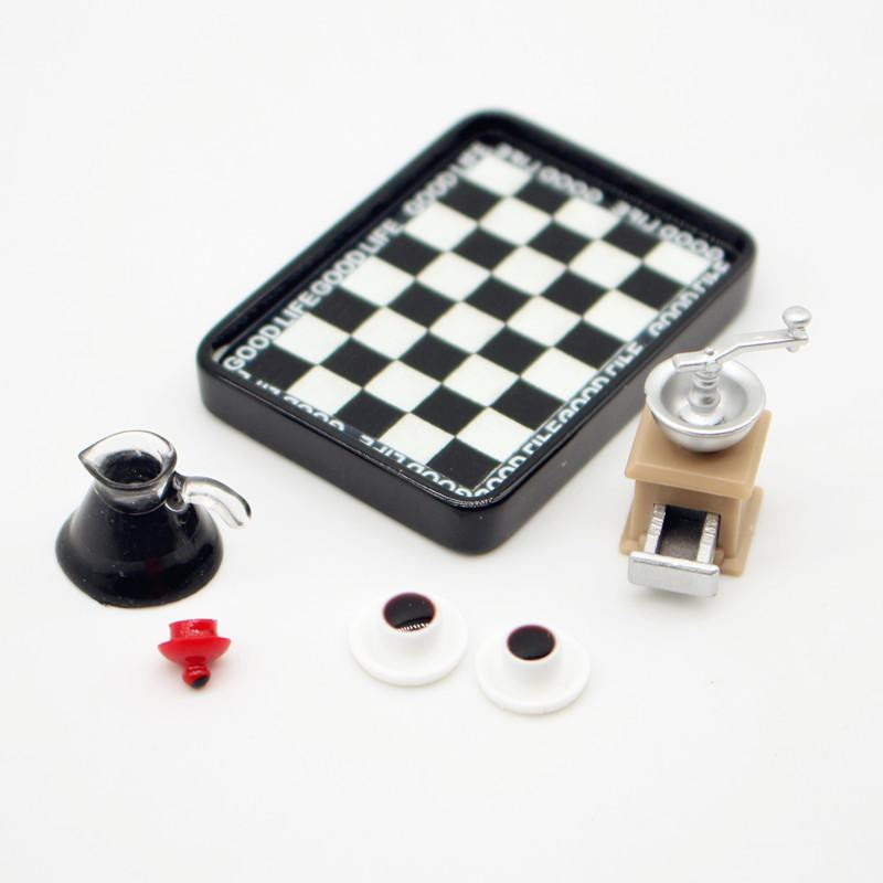 Yiran toy 1 Mini-Kaffeemaschine mit Mahlwerk und kariertem Teller-Set Puppenhaus Küchenzubehör ab 3-6 Jahre - Bild 3