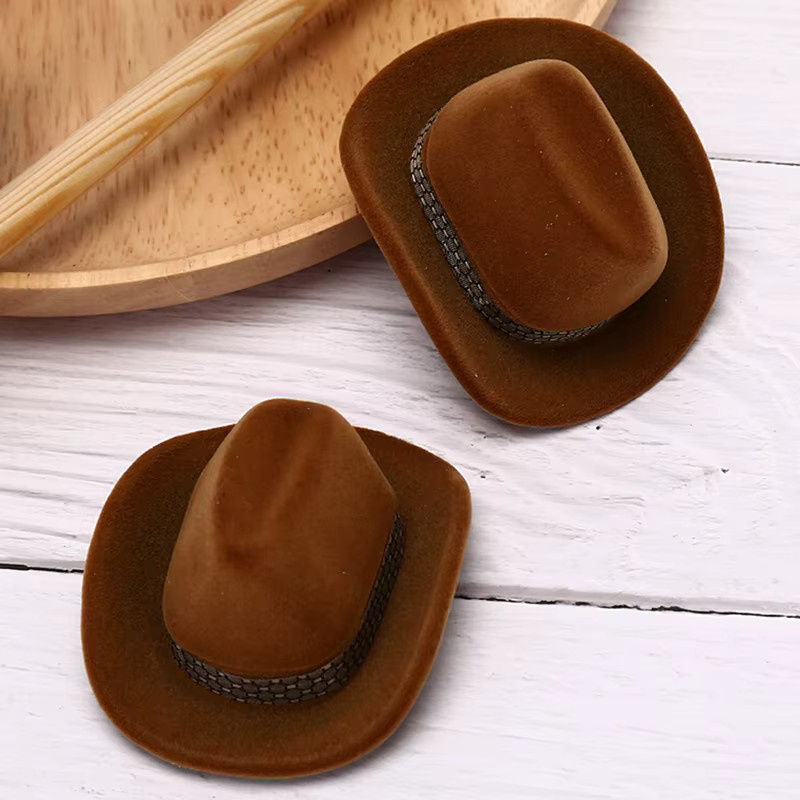 Kreative Schmuckschatulle in Cowboy Hut Form aus Samt in Braun für Ringe und Schmuckdisplay - Bild 3