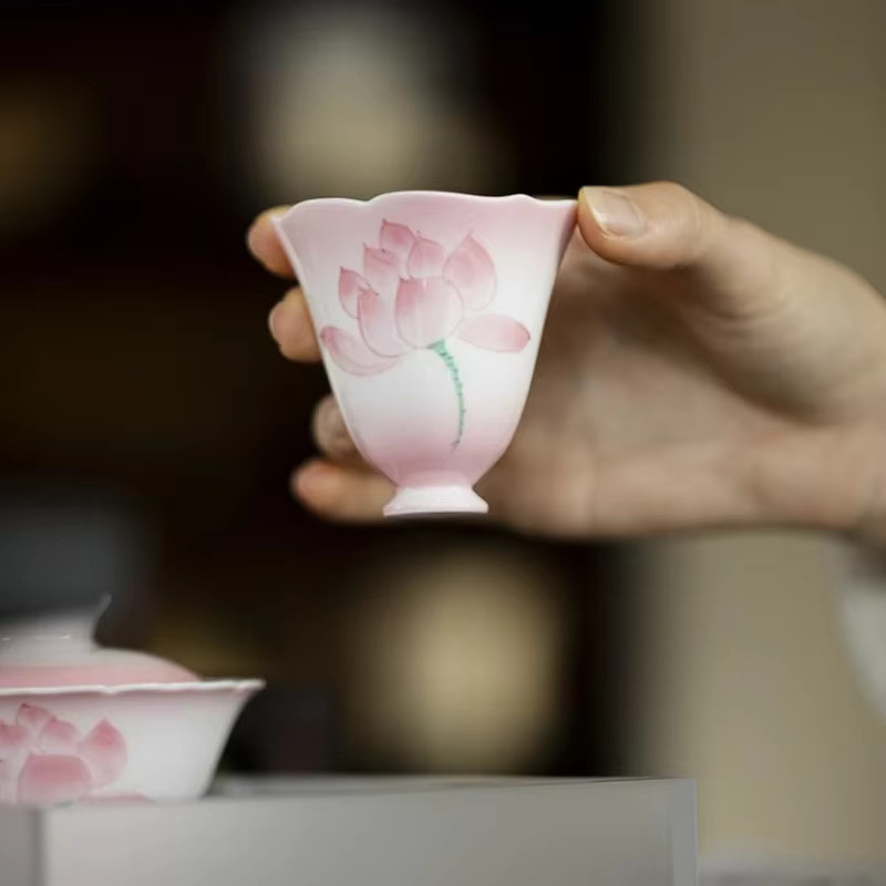 Handbemalte Lotus-Teetasse aus Keramik in Rosa mit floralem Design für die Kung-Fu-Teezeremonie - Bild 2