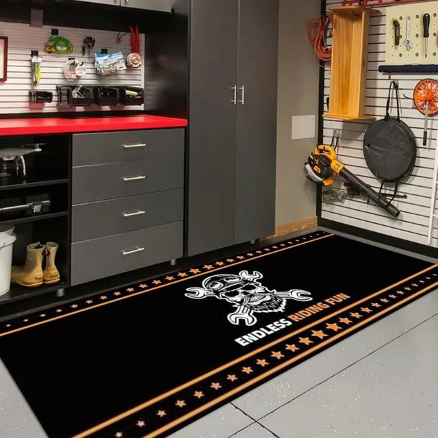 VIKAMA Totenkopf-Schraubenschlüssel Garagenmatte in Schwarz, ölbeständige und verschleißfeste Werkstattmatte für Motorrad und Heimdekoration - Bild 1