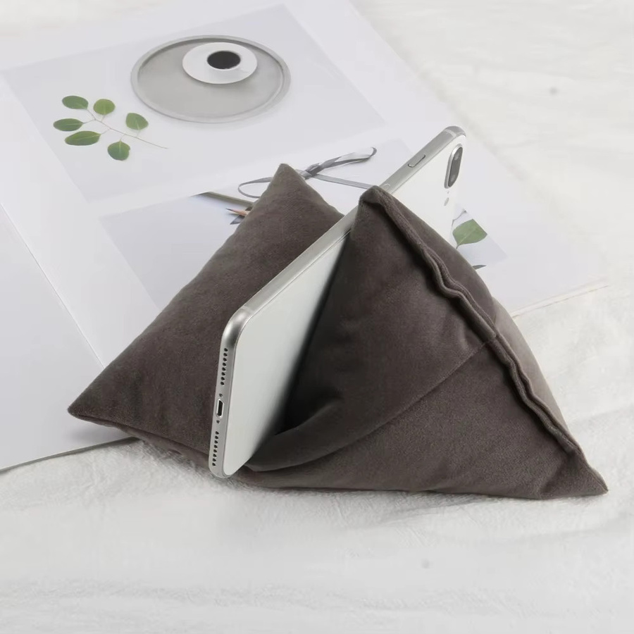 Dreieckiges Samtkissen als rutschfester Smartphone-Halter in Grau - Bild 4