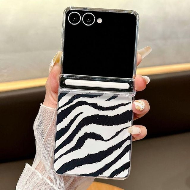 Magnetische transparente Handyhülle mit Kuhflecken Muster für Samsung Galaxy Z Flip7 FE, Z Flip7, Z Flip6 und Z Flip5 - Bild 1