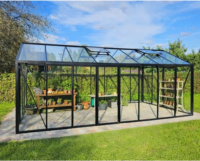 Bloomcabin Gewächshaus GHC14 Klassik in Schwarz mit Sicherheitsglas, Aluminium und integriertem Dachfenster sowie Belüftungssystem - Bild 1