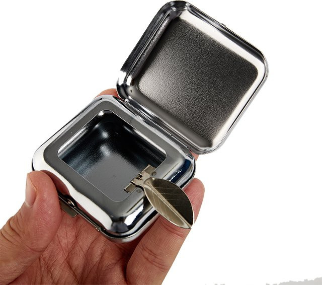 Tragbarer quadratischer Taschenaschenbecher aus Edelstahl von JETTING in Silber mit Klappdeckel - Bild 1