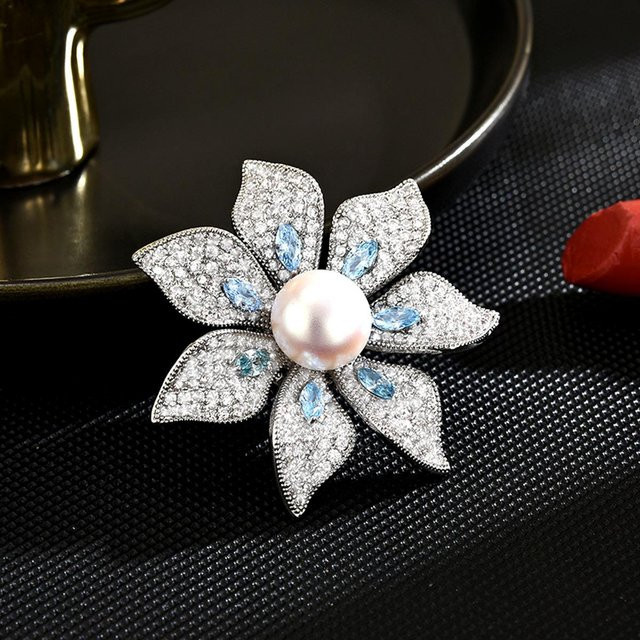 YIRAN Brosche, Blume, Zirkon, Imitationsperle, grau, Damen - Bild 1