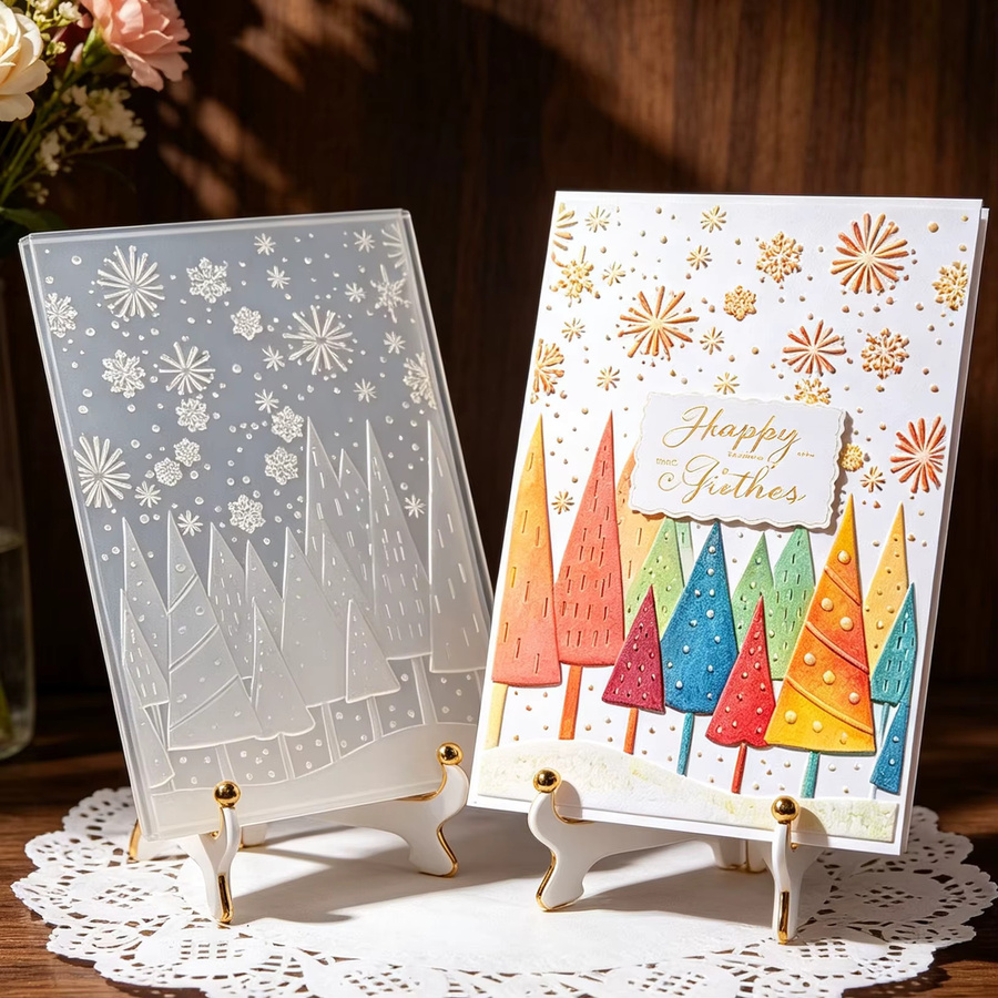 Prägewerkzeug Weihnachtliche Schneelandschaft mit Kiefern- und Schneeflockenmuster aus Kunststoff für Karten und Bastelarbeiten - Bild 5