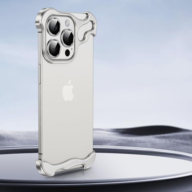 QGeeM Handyhülle aus Titanlegierung mit unregelmäßigem Metall-Design und Linsenschutz für iPhone 17 16 15 14 13 12 Pro Max Plus in Silber - Bild 1