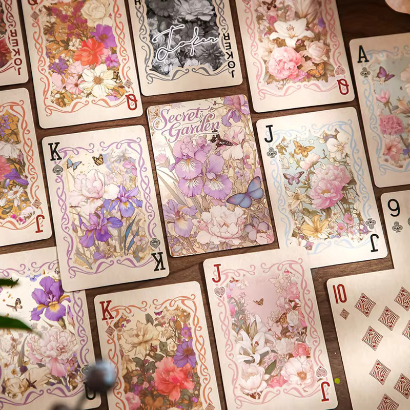 Mr. Paper Secret Garden Spielkarten Set mit 55 Stück im Vintage Blumenmuster und literarischem Stil, Mehrfarbig - Bild 2