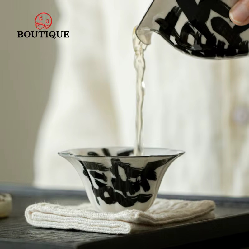 Handgefertigte PGY Keramik-Teetasse mit floralem Design in Weiß - Bild 4