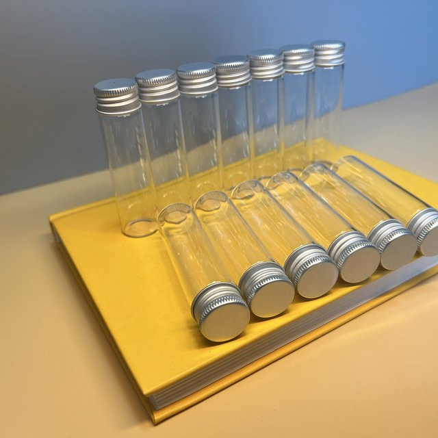 LYGIL Glasdosen mit Aluminiumdeckeln transparent 50 Stück, 20ml Gewürzbehälter für Reise und Vorratsorganisation, H x B x T: 8,0 x 1,3 x 2,2 cm - Bild 1