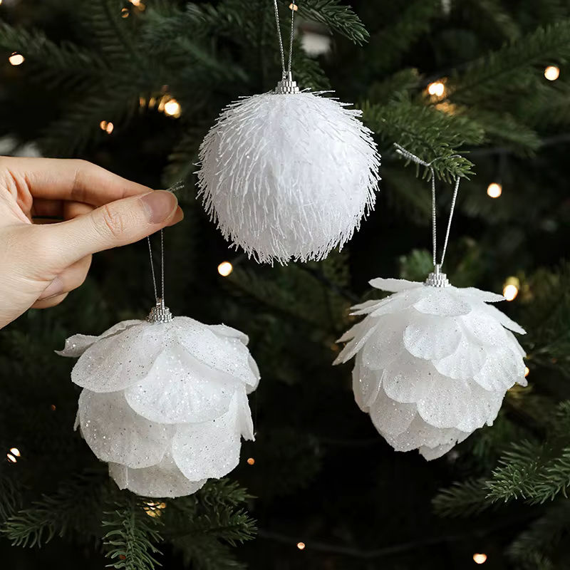 Hängendes Weihnachts-Dekoornament aus Schaumstoff mit floralen weißen Blüten in Rosa und Weiß - Bild 2