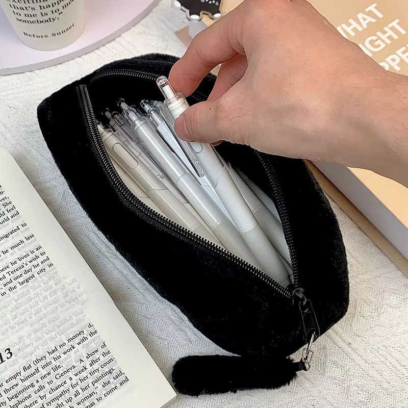 CHENJ Plüsch-Federmäppchen mit Katzen-Design in Schwarz als vielseitige Aufbewahrungstasche für Schreibwaren und Kosmetik - Bild 2