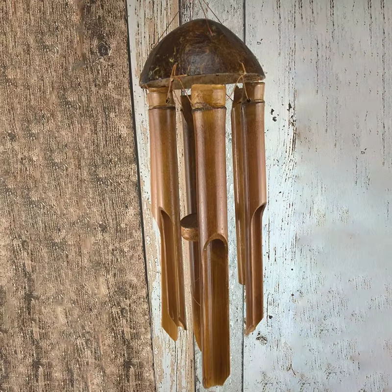 Handgefertigtes Bambus-Windspiel mit fünf Röhren aus Kokosnussschale und Holz in Hellgrau und Braun zur hängenden Dekoration für Garten und Zuhause - Bild 3