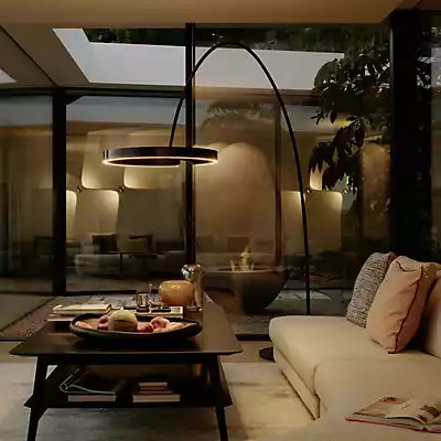 Occhio Mito Largo LED Bogenleuchte in Schwarz mit Black Phantom Kopf und mattem schwarzen Fuß - Bild 1