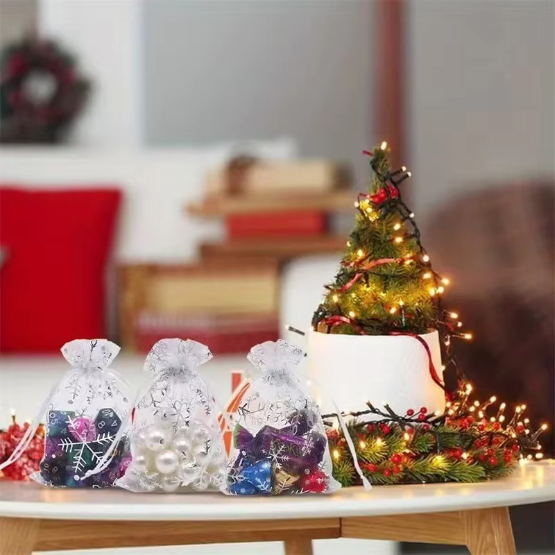 Rote Organza Geschenkbeutel mit Schneeflocken-Print und Kordelzug für Weihnachten und Partys - Bild 3