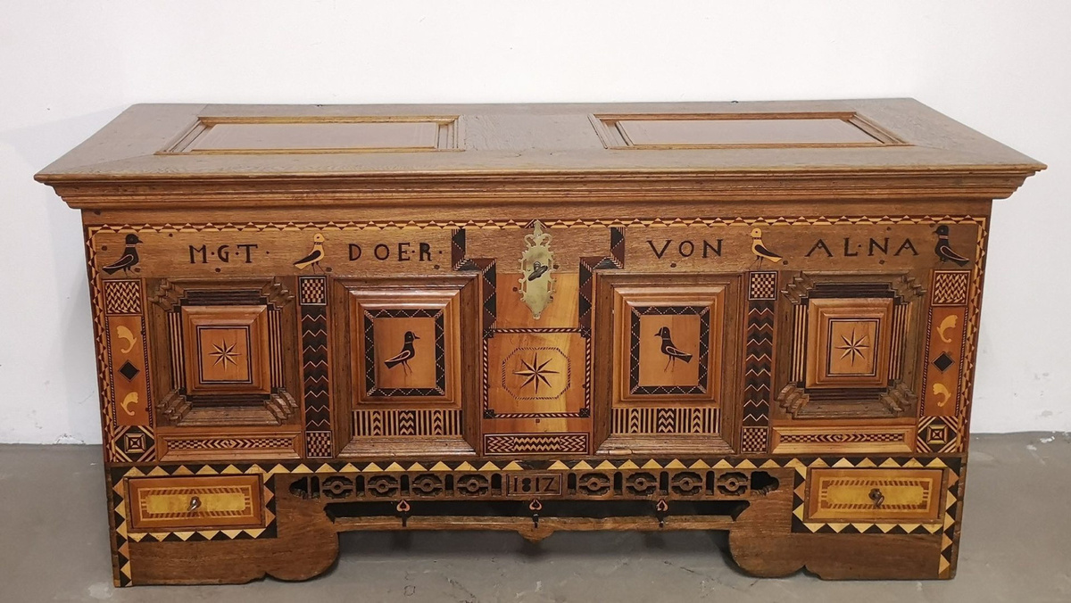 Antike Eiche und Kirschholz Truhe mit Intarsien in Braun von Antikhof Brück um 1817 - Bild 1