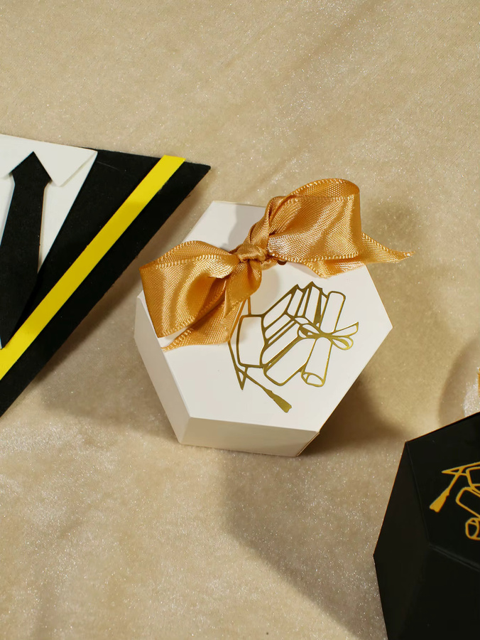 10 Stück sechseckige Papier-Geschenkboxen für die Abschlussfeier in Mehrfarbig mit goldenem Abschlusshut-Motiv - Bild 3