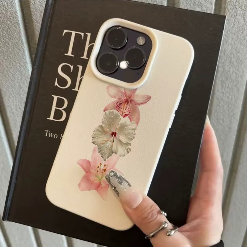 Minimalistische Handyhülle mit Blumenmustern und Litschi-Struktur für Apple iPhone 17, 16, 15 Serien in Beige und Weiß - Bild 3