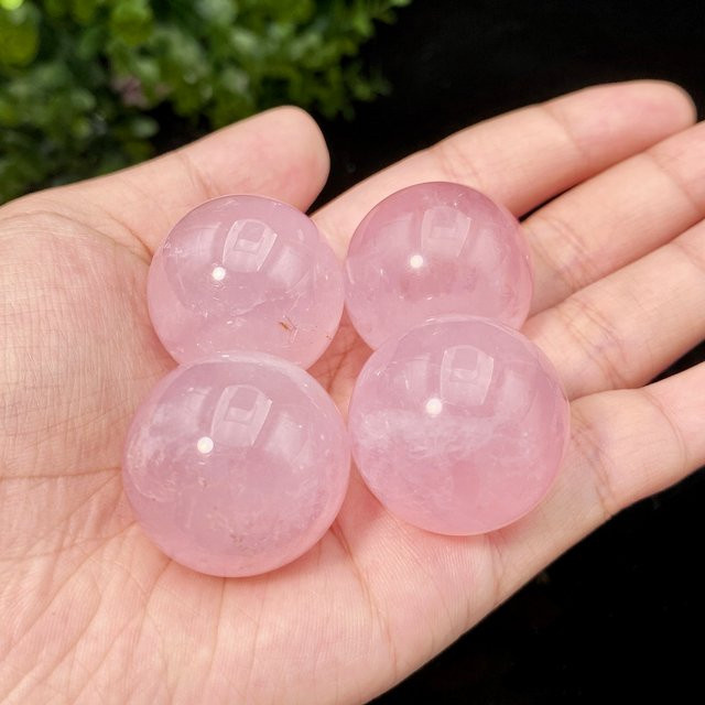 Natürliche Rosenquarz Kristallkugel in Rosa zur Reiki Chakra Heilung und Dekoration - Bild 1