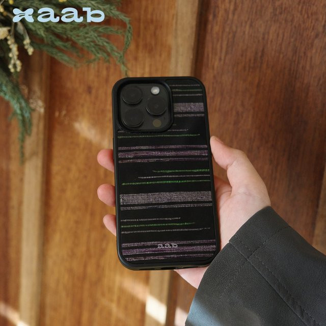 DecoPhone Handyhülle Rissiger Stoff mit violett-grünem Patchwork-Design und schwarzem stoßfestem Rand für iPhone 17, 16, 15, 14 Pro Max - Bild 1
