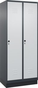 C+P Spind Classic PLUS Garderobenschrank mit Sockel, 2 Abteile, Farbe: Anthrazitgrau/Lichtgrau, H x B x T: 195 x 80 x 50 cm, mit Sicherheits-Drehriegel, 4 Garderobenhaken und mittiger Trennwand - Bild 1