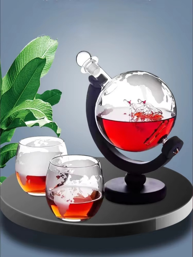 Kreatives Globus-Dekanter-Set mit bleifreier Glas-Karaffe, Holzständer und 2 Whiskygläsern in Braun und Transparent - Bild 6