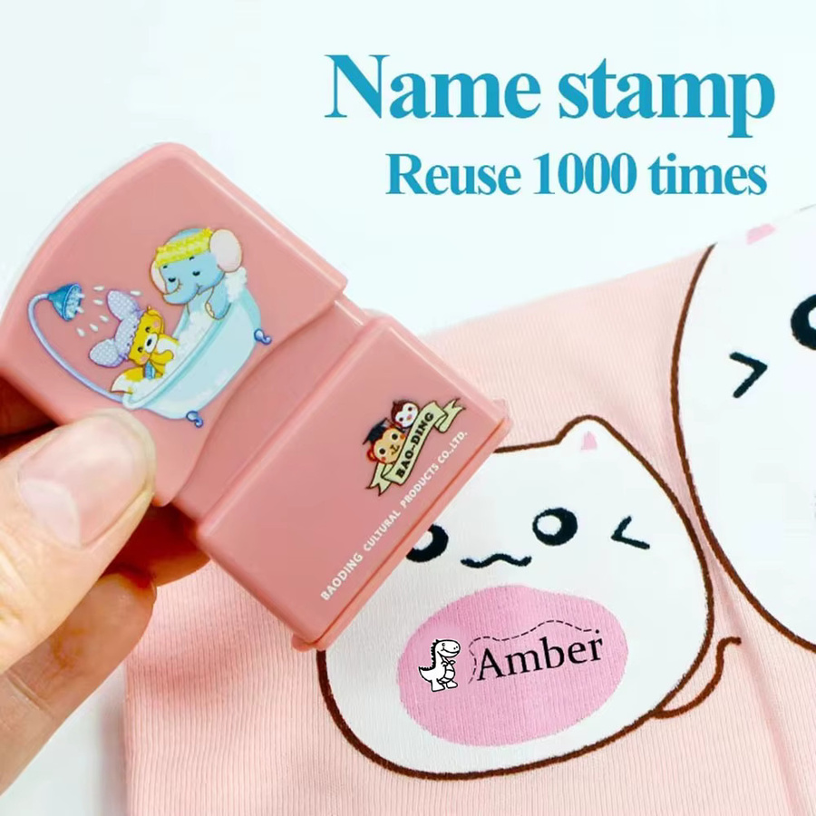 Personalisierter Namensstempel mit Cartoon-Katze für Kinder in Pink, wasserfester Textilstempel aus Kunststoff - Bild 1