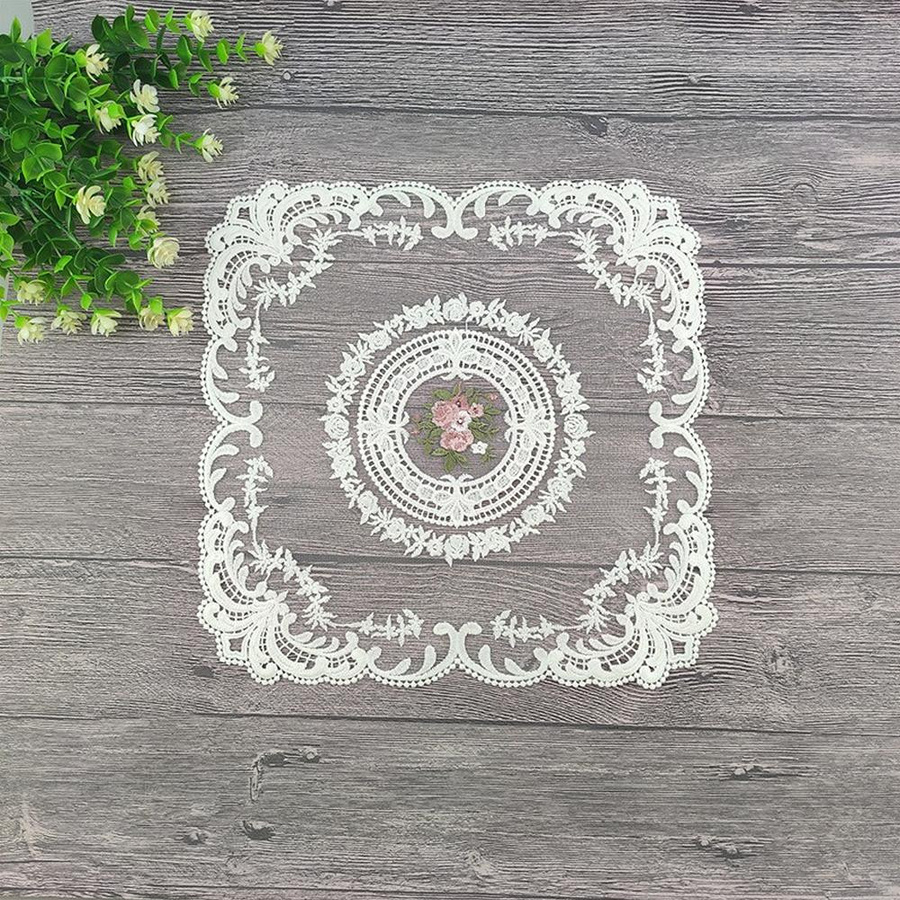 Vintage Tischdecke mit floraler Spitze und Stickerei von Yiran Furniture in Weiß - Bild 1