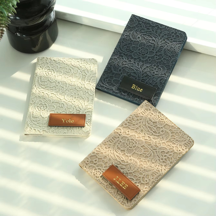 Maßgefertigter Passhalter mit Heißprägung des Namens von takeoak als elegante Reisebrieftasche und Dokumentenhalter in Blau - Bild 4
